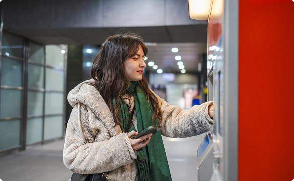 駅・商業施設の券売機、案内端末